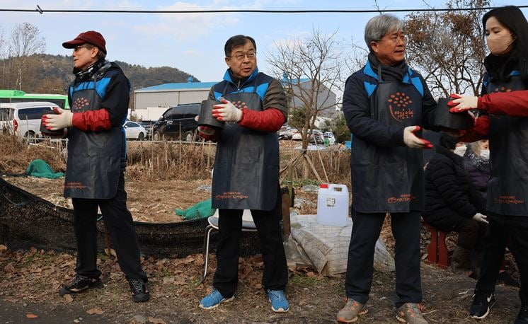 고영한 공익사단법인 정 이사장(왼쪽 부터)과 박재필 법무법인 바른 대표변호사, 김용균 변호사 등 임직원들이 서울 방배동 전원마을에서 연탄배달 슬롯 머신활동을 하고 있다. 법무법인 바른 제공