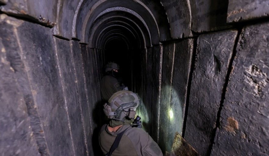 이스라엘군이 공개한 가자 알시파 병원 지하 땅굴. / 사진=로이터.연합뉴스