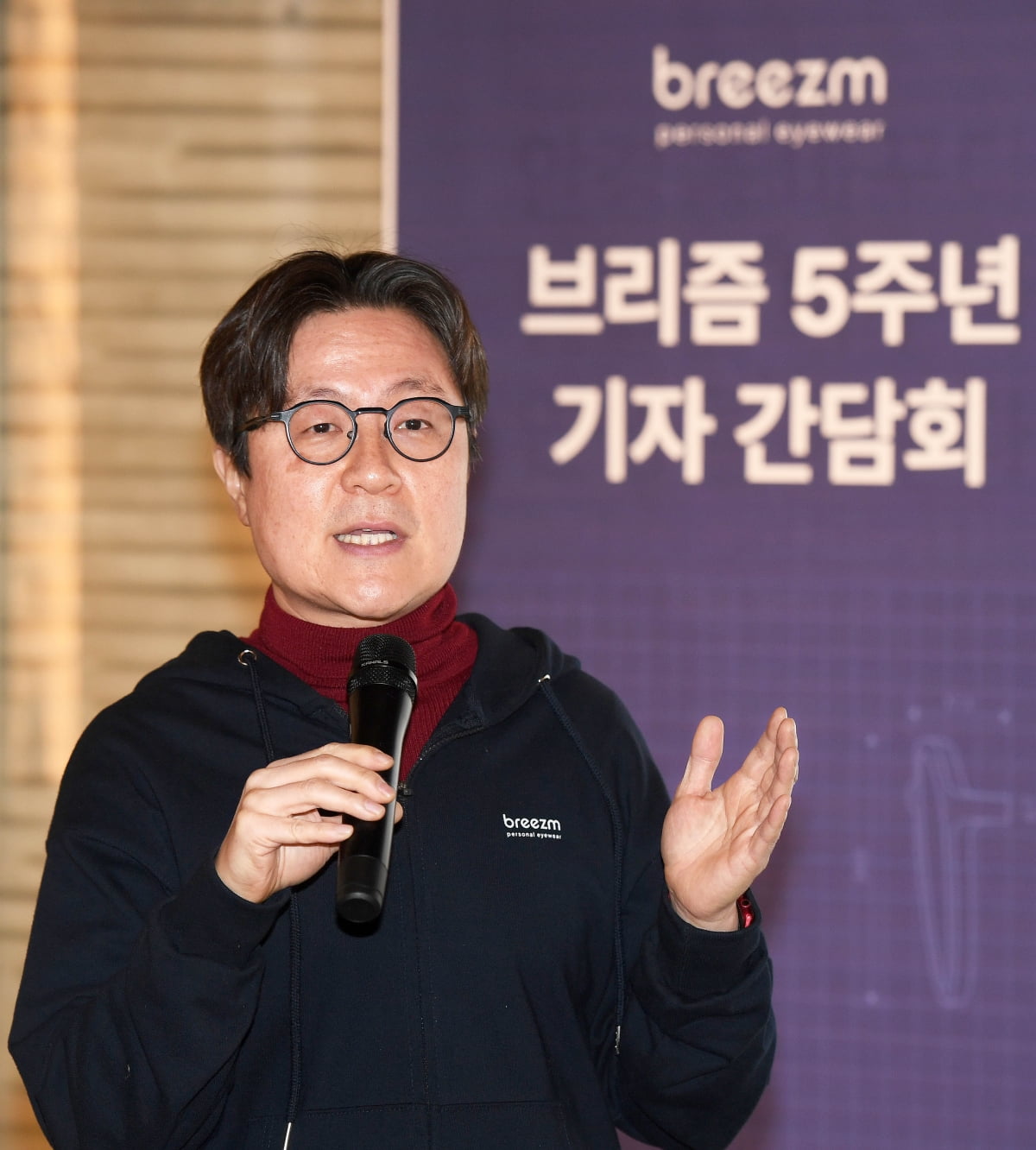 브리즘 기자 간담회에서 발표하는 박형진 대표