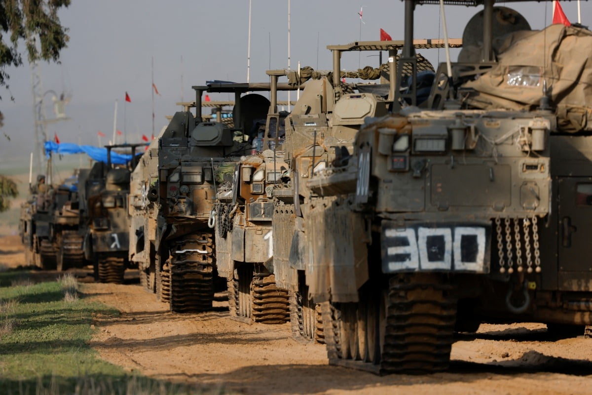 4일(현지시간) 이스라엘군 전차와 군용 차량이 팔레스타인 가자지구 남부 국경 인근 지역에서 이동하고 있다. / 사진=Reuters