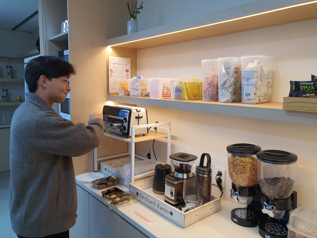 김동현 매니저가 직원 휴게실을 이용하고 있다. 윤현주 기자