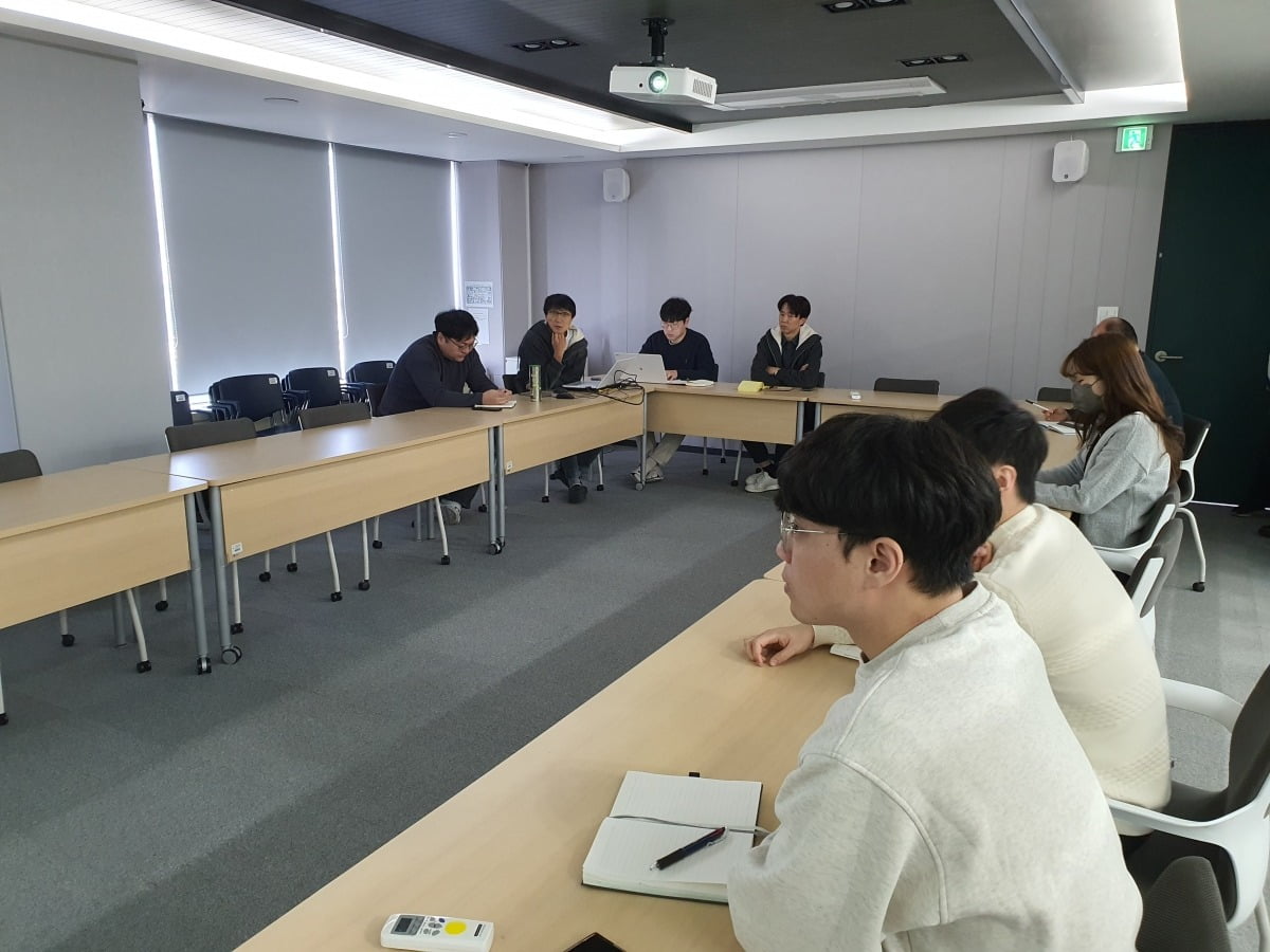 사업 기획팀과 네트워크 개발팀 직원들이 클라우드 허브 관련 회의를 하고 있다. 윤현주 기자