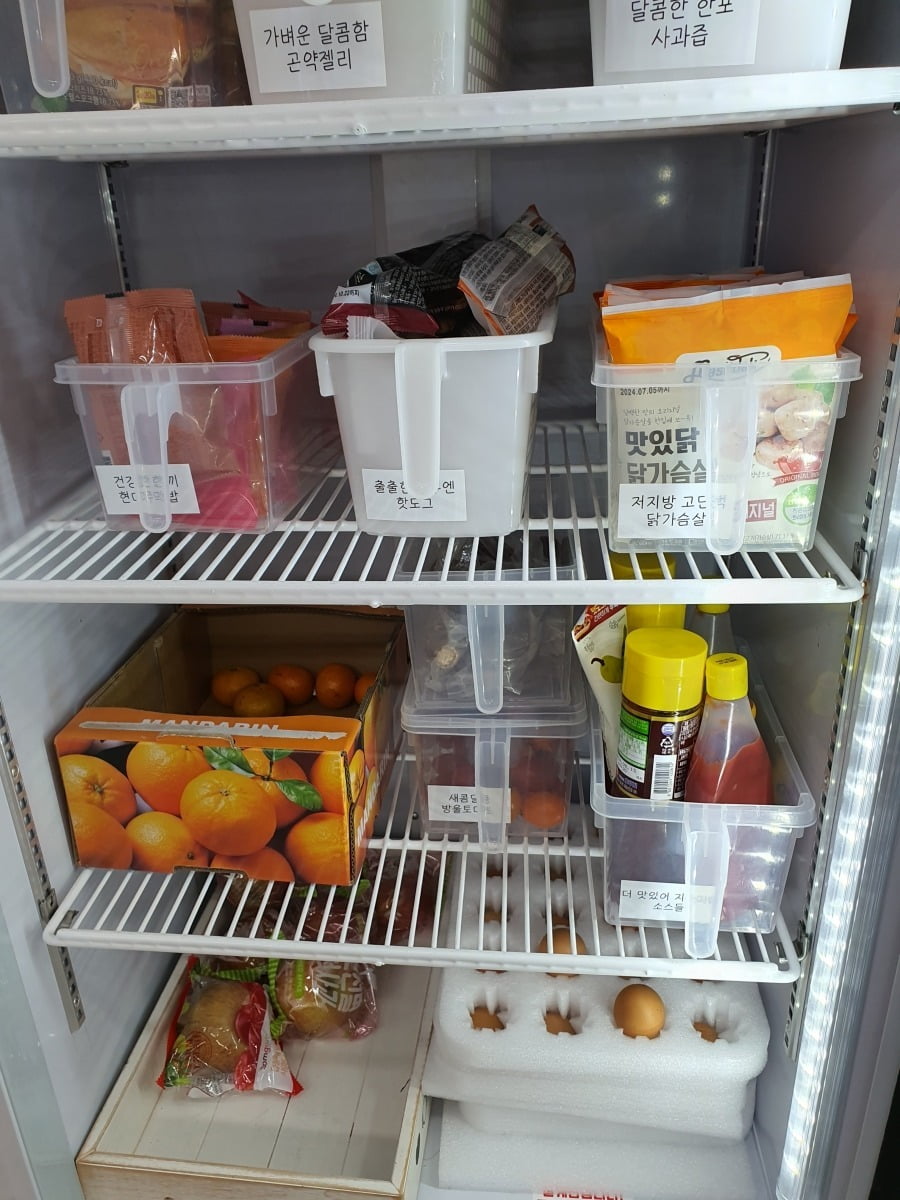 제철 과일도 있는 직원 휴게실 냉장고. 아침엔 김밥과 샌드위치도 제공한다. 윤현주 기자