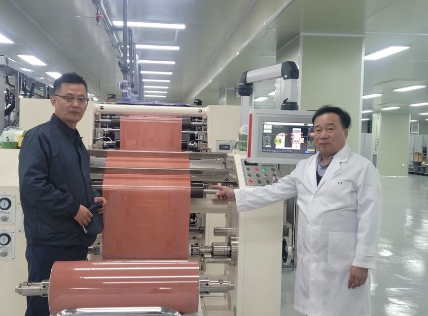 전성욱 와이엠티 대표(오른쪽)가 소재사업부 설비 공장에서 제품을 점검하는 모습 / 사진=와이엠티