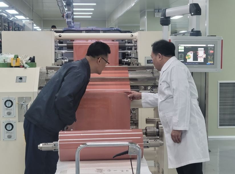 전성욱 대표(오른쪽)가 소재사업부 설비 공장에서 제품을 점검하고 있다. / 사진=와이엠티