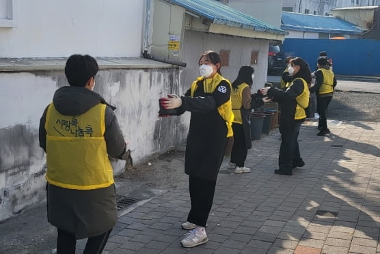 한국산업단지공단 노사 봉사단 30여 명이 대구시 신기동 일대에서 연탄 2000장을 직접 배달하는 봉사활동을 하고 있다. /사진=한국산업단지공단