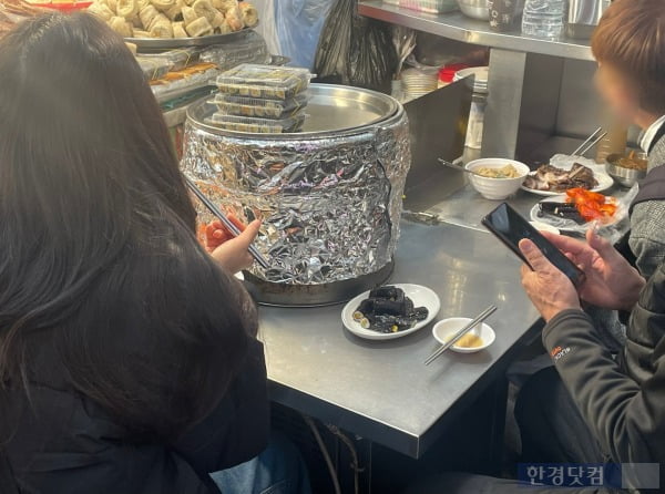 광장시장 내 김밥과 떡볶이 등 분식 가게에서 식사 중인 시민들의 모습. /사진=김세린 기자