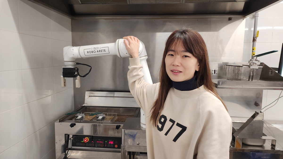 강지영 로보아르테 대표가 지난 5일 서울 강남 사무실에서 치킨 튀김 로봇을 소개하고 있다. 최형창 기자