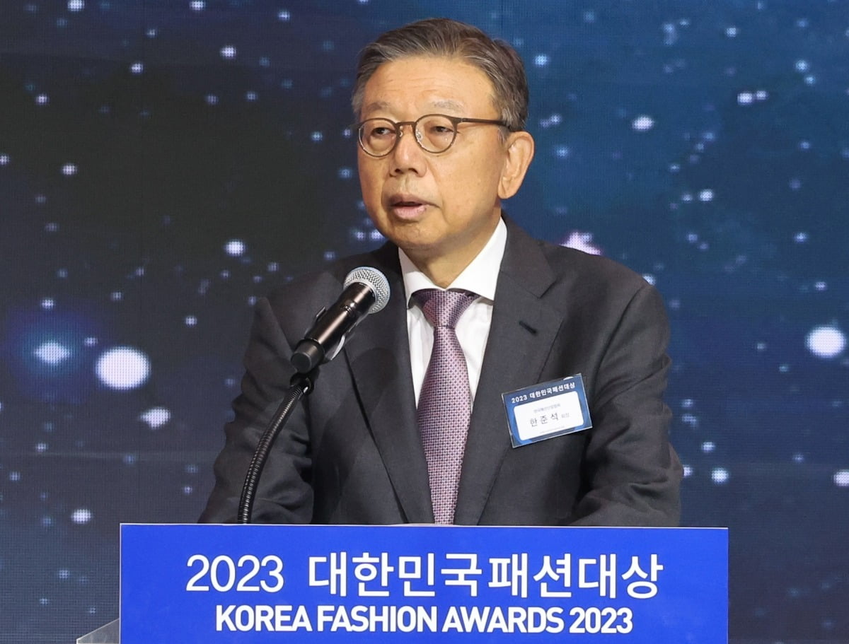 6일 오후 서울 삼성동 섬유센터에서 열린 '2023 대한민국 패션대상'에서 한준석 한국패션산업협회장 겸 지오다노 대표이사가 인사말을 하고 있다./사진=최혁 기자