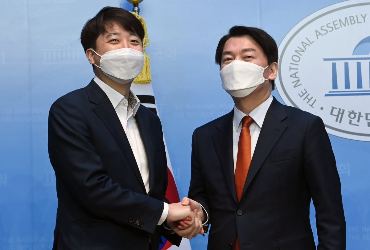 이준석 전 국민의힘 대표(왼쪽)와 안철수 의원이 2022년 4월 국회에서 기자회견을 연 모습. /사진=연합뉴스