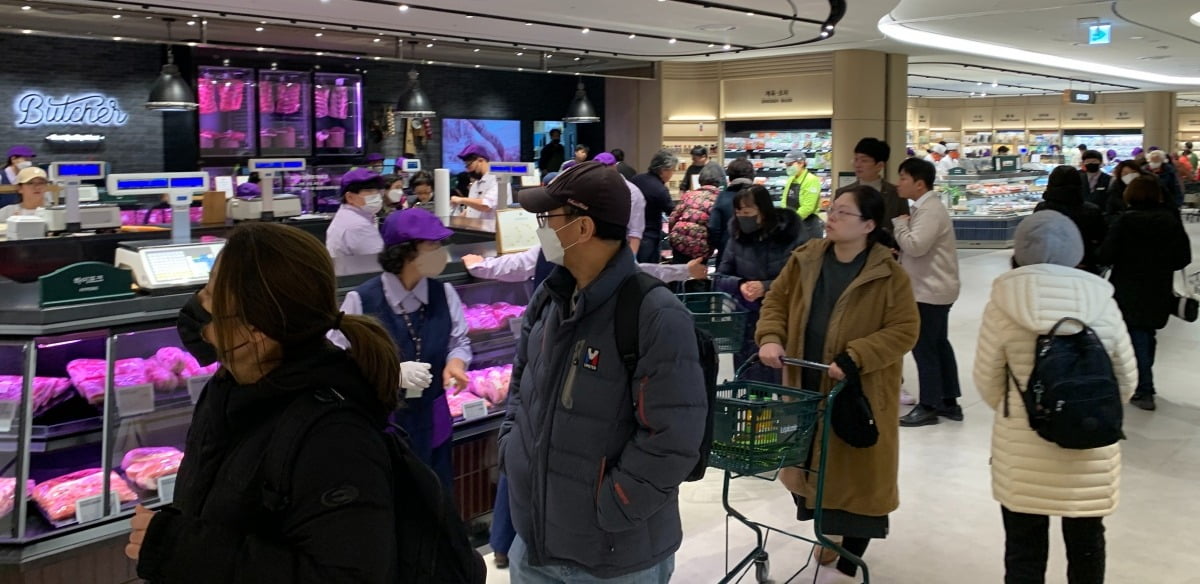롯데백화점 인천점 지하 1층에 7일 문을 연 ‘푸드에비뉴’가 쇼핑객들로 붐비고 있다.  롯데백화점 제공 