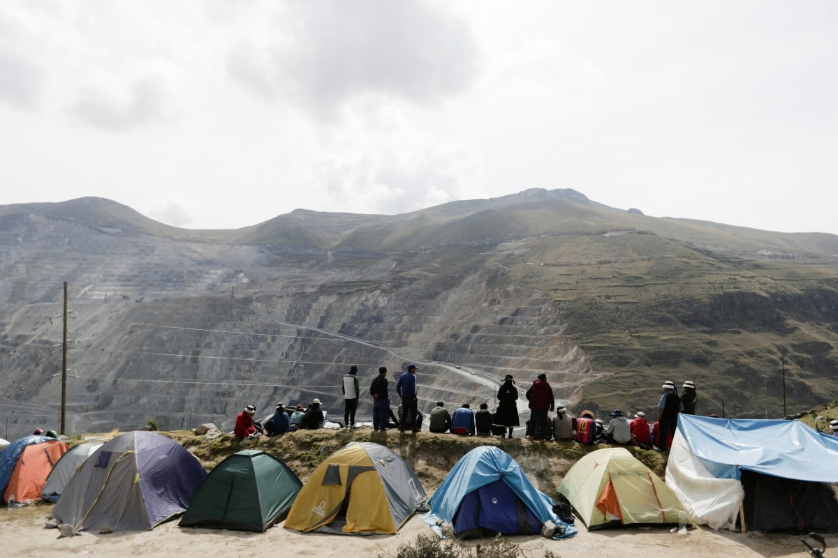 구리 광산에서 시위 중인 페루 원주민들. 로이터/연합뉴스
