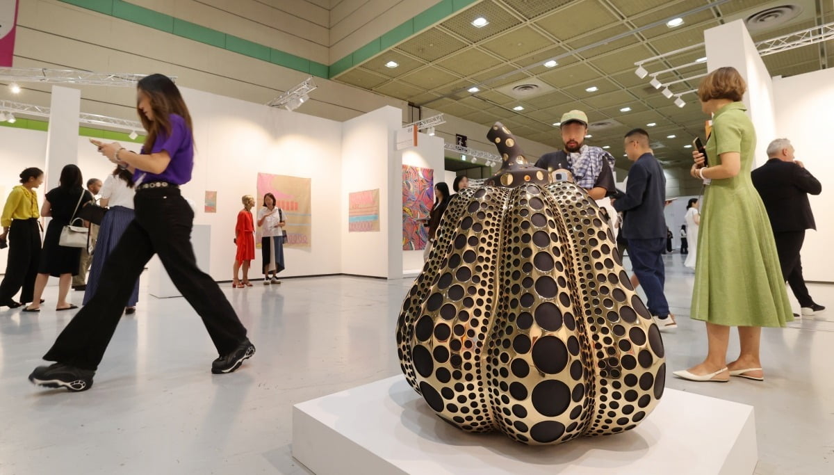 지난 9월 ‘프리즈 서울’ 행사장에 전시된 쿠사마 야요이의 작품(이 작품은 본 기사와 직접적인 관련 없음). 최혁 기자
