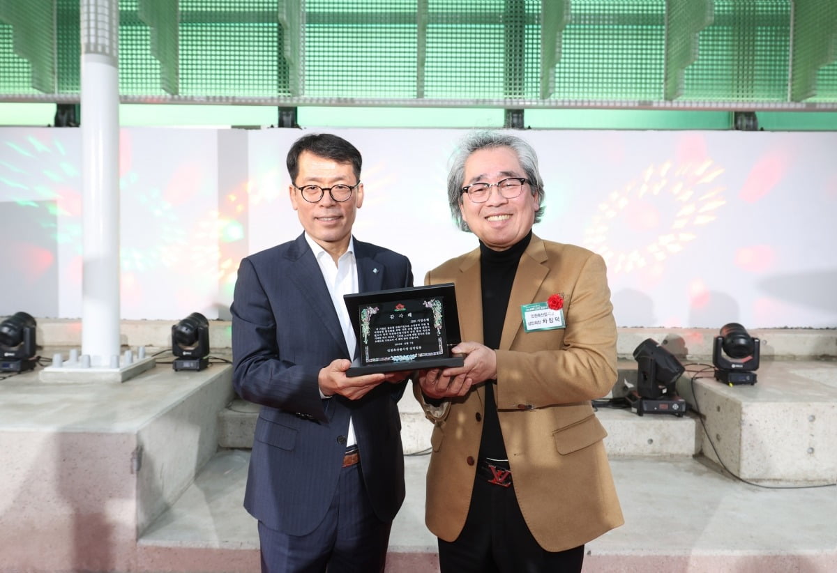 김성태 기업은행장(왼쪽)과 차창덕 인천축산물시장 상인회장(오른쪽)이 기념사진을 찍고 있다. 기업은행 제공. 