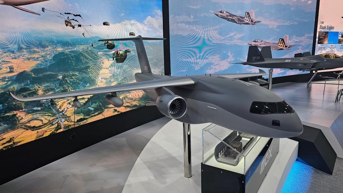 Um modelo conceitual da aeronave de transporte multifuncional do projeto MC-X apresentado pela KAI na exposição AEDX 2023.  / semana de voo 