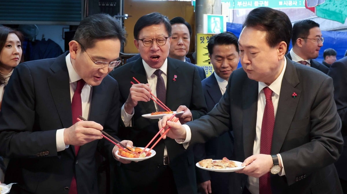 윤석열 대통령이 6일 무료 슬롯 사이트 중구 깡통시장에서 이재용 회장 등 기업 총수들에게 빈대떡을 나눠주고 있다./무료 슬롯 사이트=김범준 기자