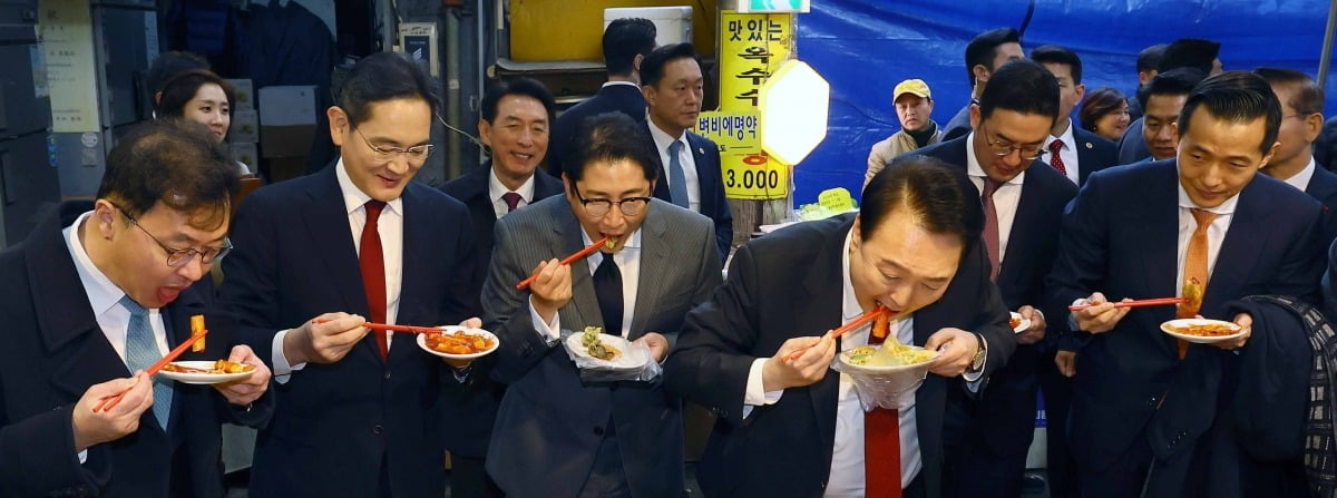 윤석열 대통령이 6일 주요 그룹 총수들과 무료 슬롯 사이트 중구 깡통시장에서 떡볶이를 시식 하고 있다./무료 슬롯 사이트=김범준 기자