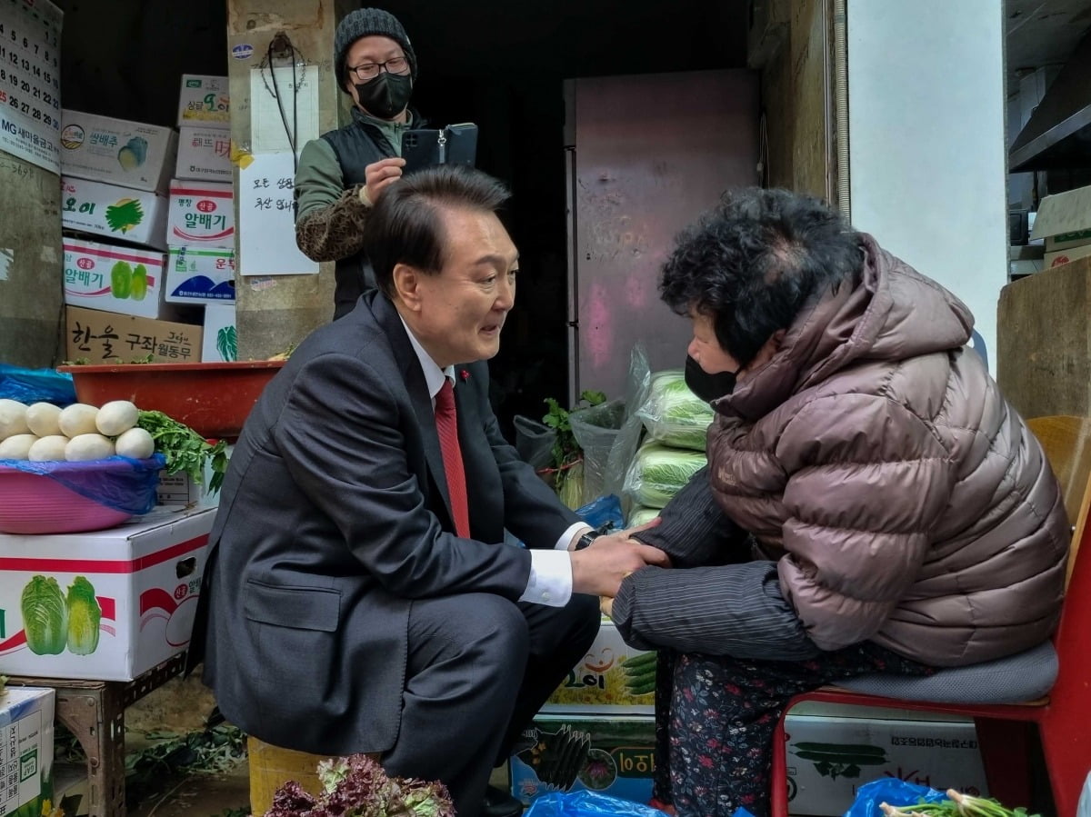 윤석열 대통령이 6일 부산 중구 깡통시장을 방문해 한 상인을 격려하고 있다./부산=김범준 기자