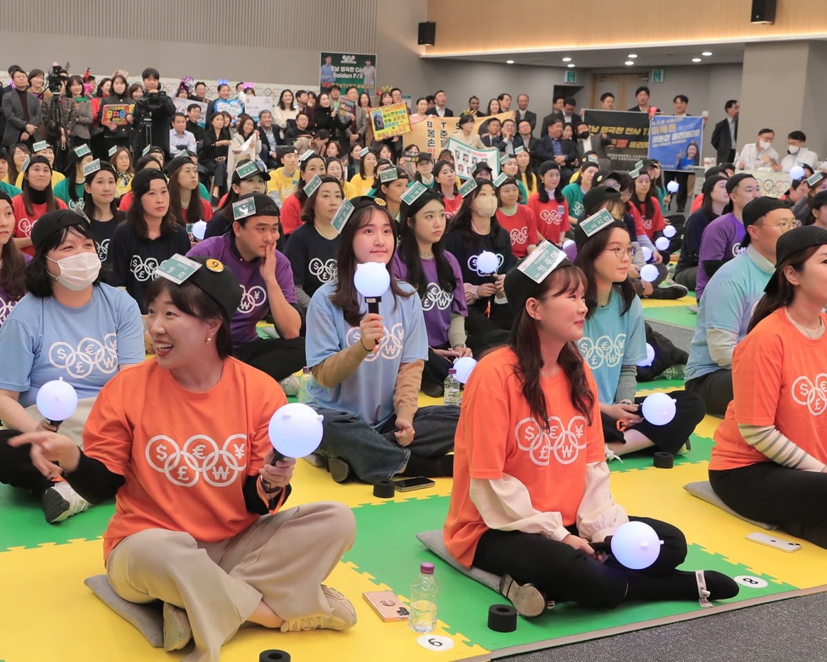 지난 8일 오후 서울 을지로2가 하나금융그룹 명동사옥 4층 대강당에서 열린 '2023 외국환 골든벨 전국체전'에 참여한 직원들이 문제를 풀고 있는 모습. 하나은행 제공