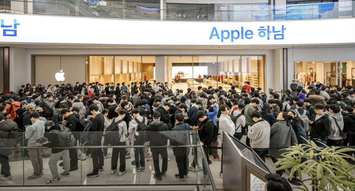 애플 하남은 오는 9일 오전 10시 일반을 대상으로 공식 개점했다. 오픈 전부터 1000여 명의 고객이 몰렸다. 애플 제공
