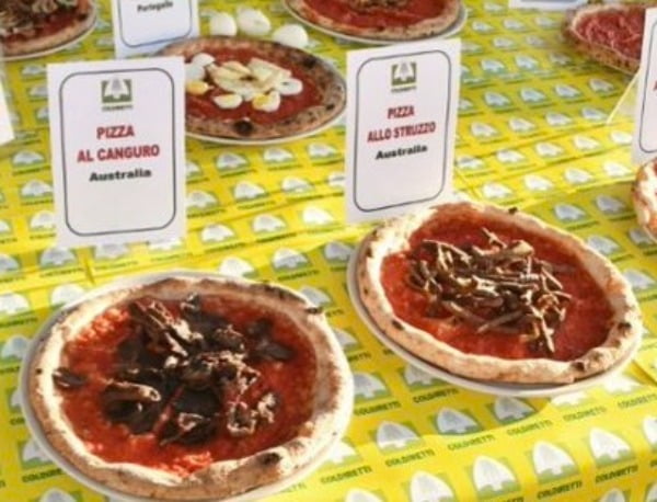이탈리아 농업 단체인 콜디레티가 선보인 '공포의 갤러리' 중 일부. 호주의 캥거루 고기 토핑 피자(좌)와 타조 고기 피자/사진=SNS 캡처 