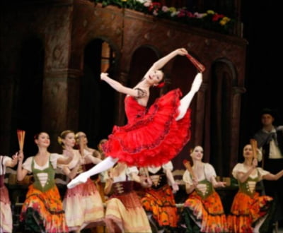 발레 '돈키호테'의 여주인공은 오만 감정을 부채로 표현한다