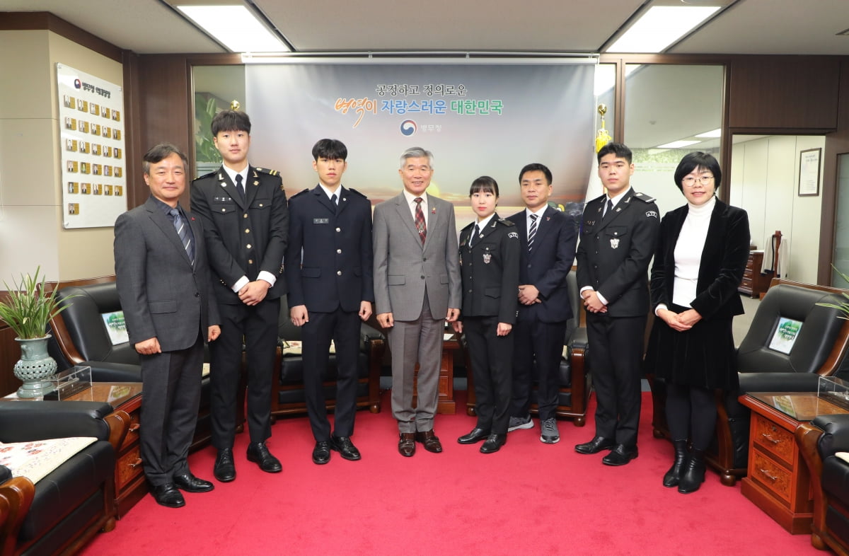 이기식 병무청장(왼쪽에서 네 번째)이 11일 정부대전청사에서 '병역면탈 조장정보 시민감시단' 우수활동 단원을 선정해 표창하고 수상자들과 기념촬영을 하고 있다./ 병무청 제공 