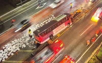 진천서 고속버스 사고…중앙분리대 들이받아 13명 중경상
