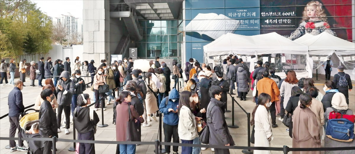 지난 3월 폐막한 국립중앙슬롯 꽁 머니의 '합스부르크 600년, 매혹의 걸작들' 매표소 앞에 관객들이 길게 줄을 서 있는 모습. 한경DB