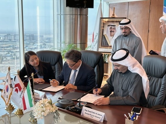 12일 인천국제공항공사 이학재 사장(가운데)이 쿠웨이트 민간항공청 이마드 팔레 알 줄루위 청장과 함께 계약서에 서명하고 있다.인천공항공사