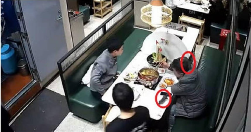 지난 8일 중국 저자성의 한 식당에서 식사를 하던 고객위로 쥐가 떨어졌다./사진=온라인 커뮤니티 캡처