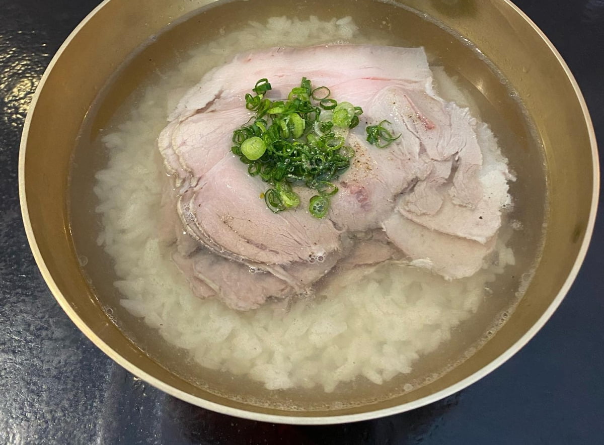 뉴욕타임스(NYT) '올해 뉴욕 최고의 요리 8선' 중 하나로 선정된 옥동식 돼지곰탕/사진=옥동식 인스타그램