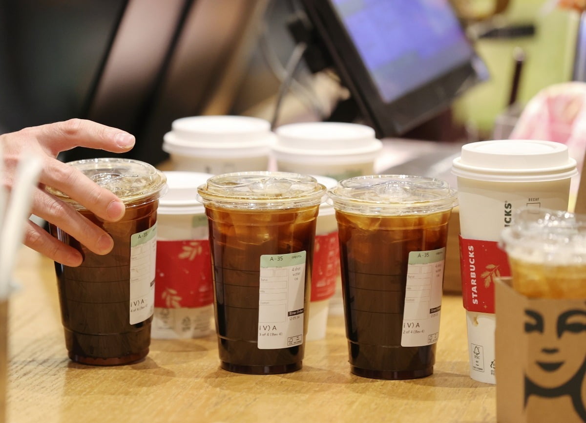 서울 강남구의 한 스타벅스에서 시민이 구입한 커피를 집어들고 있다.(사진=연합뉴스)