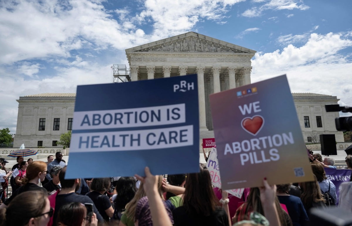낙태의 자유권을 보장하라고 요구하는 시위대가 지난 4월 미국 워싱턴DC 연방대법원 앞에서 시위를 벌이고 있다. /  사진=AFP