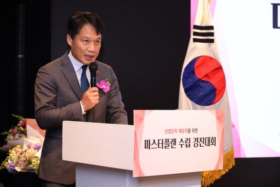 산업통상자원부와 한국산업단지공단은 14일 서울 구로동 포포인츠호텔에서 ‘산업단지 마스터플랜 수립 경진대회’를 개최했다. 이상훈 한국산업단지공단 이사장이 마스터플랜 수립 경과보고를 하고 있다. /사진=한국산업단지공단