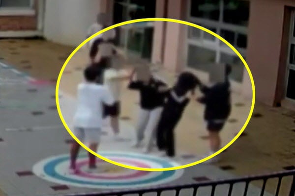 충남 천안의 한 초등학교에서 여학생이 남학생들로부터 집단폭행을 당하고 있는 CCTV 화면. / 사진=YTN 보도화면 캡처