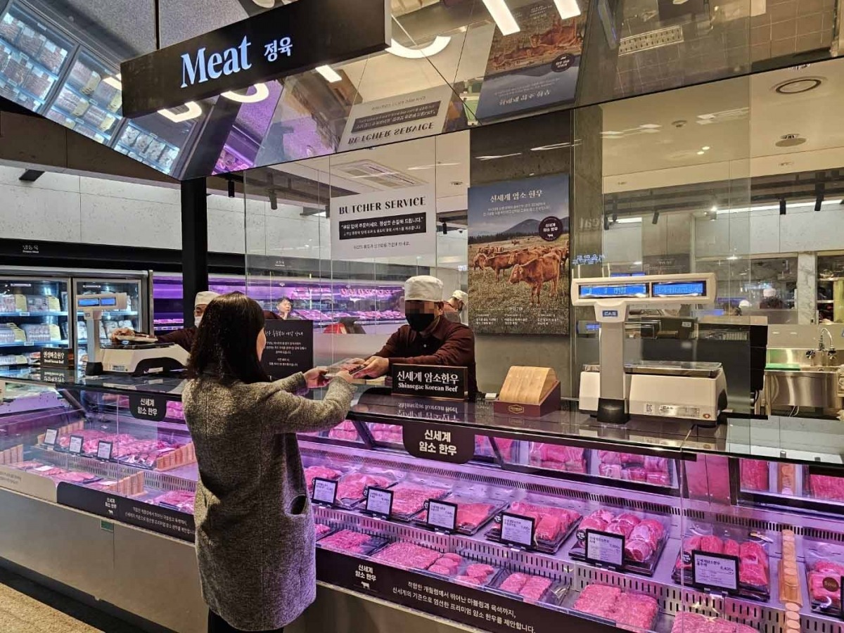 한 소비자가 신세계푸드마켓 도곡점 축산코너에서 '신세계암소한우플러스' 제품을 사고 있다./ 신세계 제공