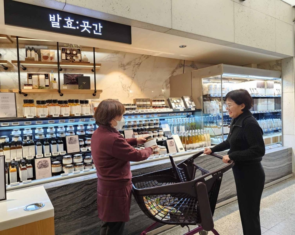 한 소비자가 신세계푸드마켓 도곡점의 반찬 매장 '발효곳간'에서 장보고 있다./ 신세계 제공