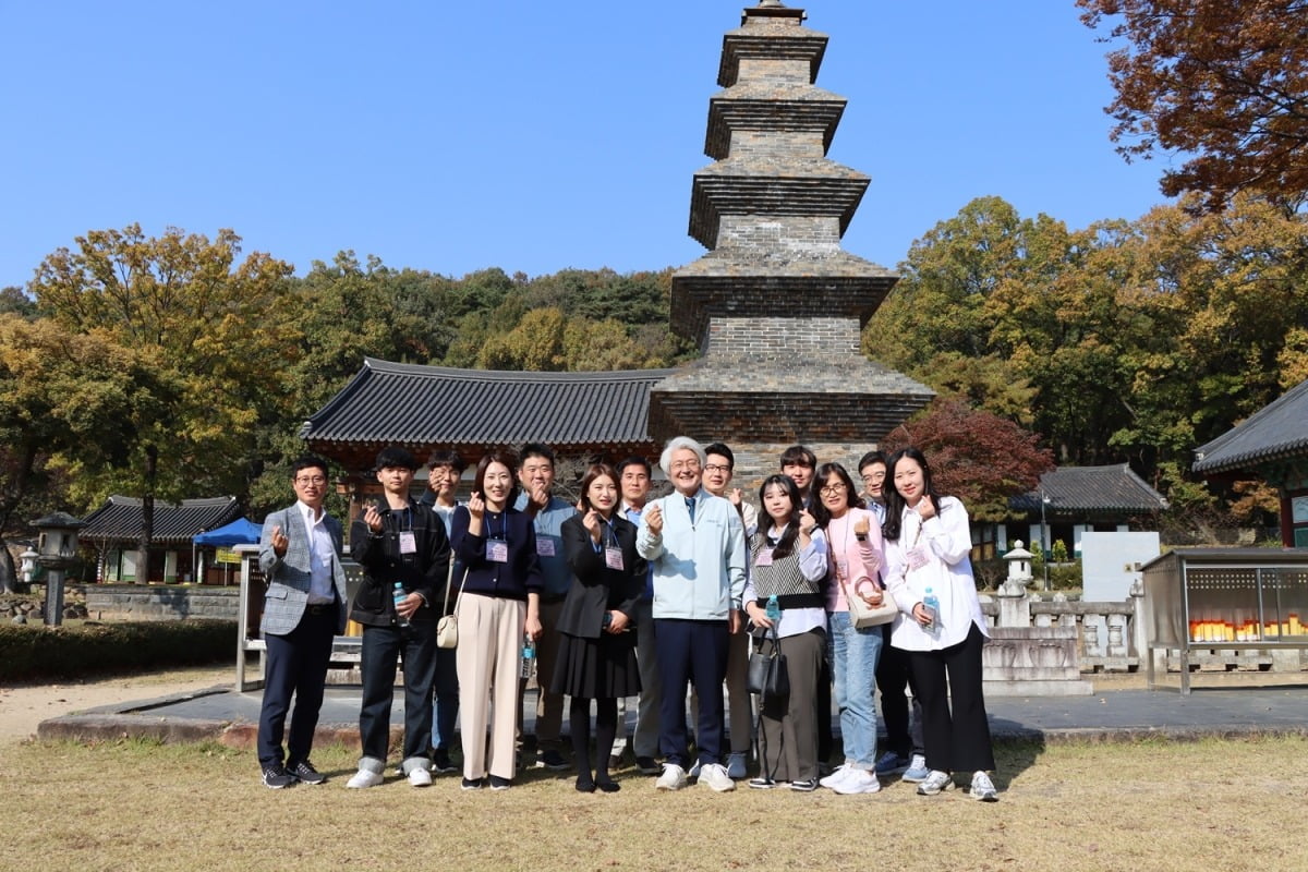 김태오 DGB금융 회장(앞줄 오른쪽 네번째)과 직원들이 산책 후 기념사진을 찍고 있다. DGB금융 제공. 