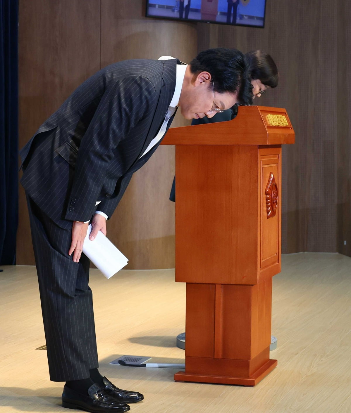 국민의힘 장제원 의원이 12일 국회 소통관에서 22대 총선 불출마 선언을 하기전 인사를 하고 있다.  /김병언 기자