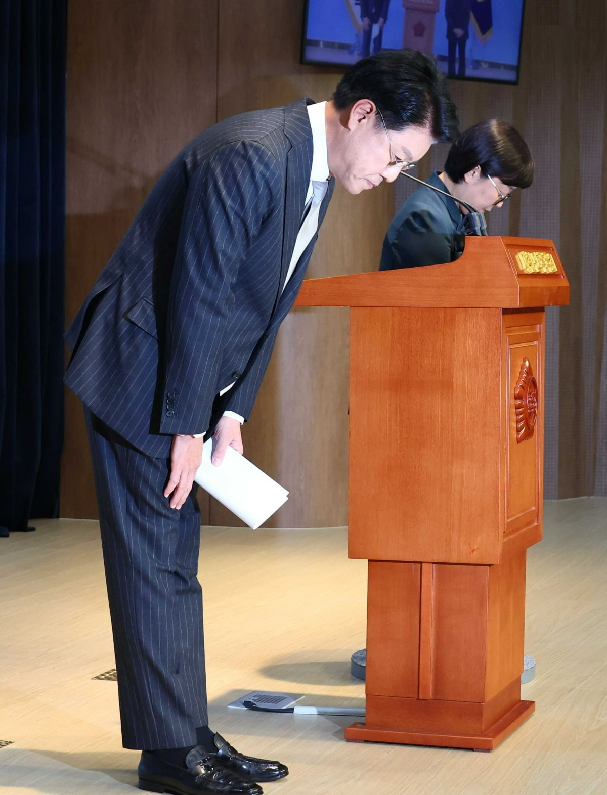 장제원 국민의힘 의원이 12일 국회 소통관에서 22대 총선 불출마 선언을 하기전 인사를 하고 있다.  /김병언 기자