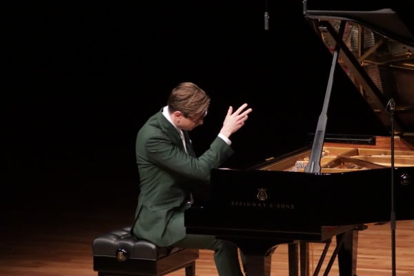 피아니스트 비킹구르 올라프손이 지난 15일 서울 예술의전당 콘서트홀에서 연주하고 있다. 마스트미디어 제공