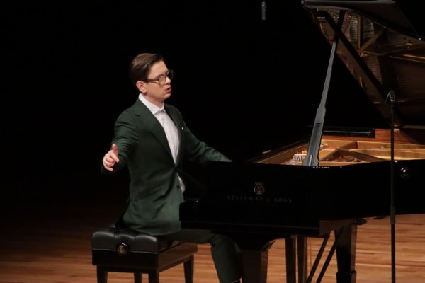 피아니스트 비킹구르 올라프손이 지난 15일 서울 예술의전당 콘서트홀에서 연주하고 있다. 마스트미디어 제공