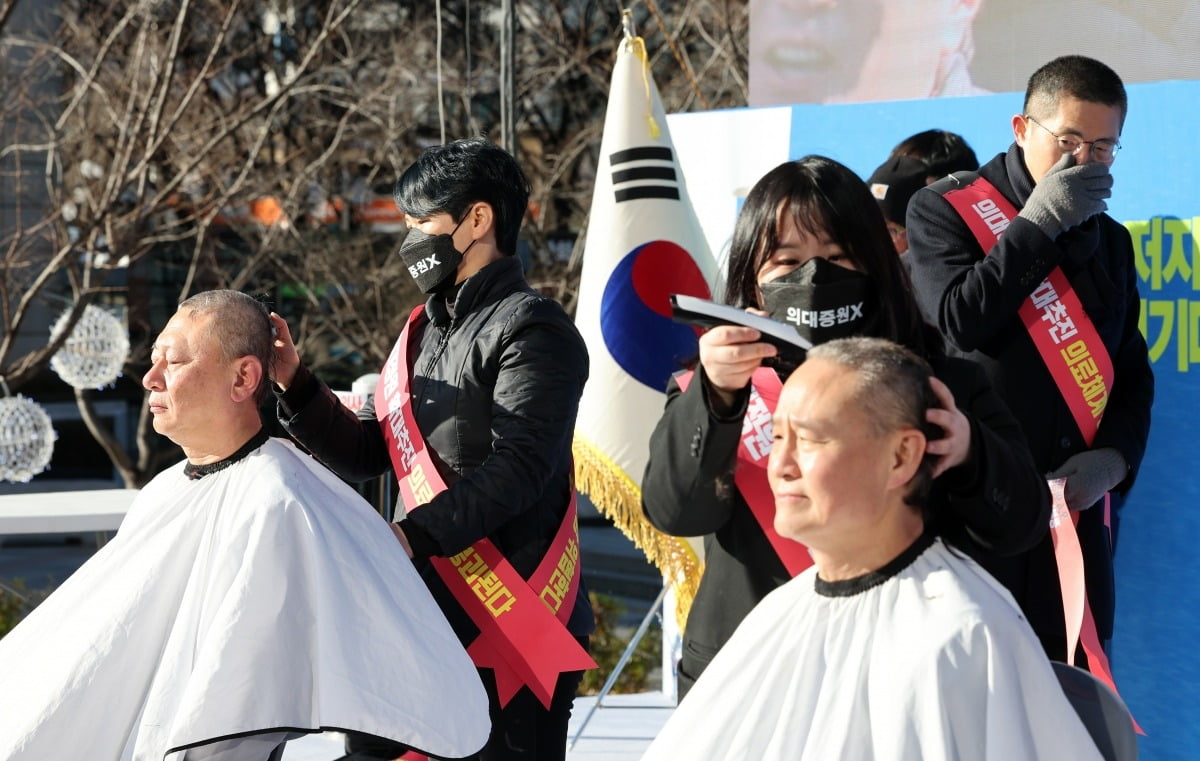 17일 오후 서울 동화면세점 인근 세종대로에서 대한의사협회 '대한민국 의료붕괴 저지를 위한 범의료계대책특별위원회' 주최로 열린 전국의사총궐기대회에서 의사들이 의대 정원 증원을 규탄하며 삭발 퍼포먼스하고 있다./사진=최혁 기자