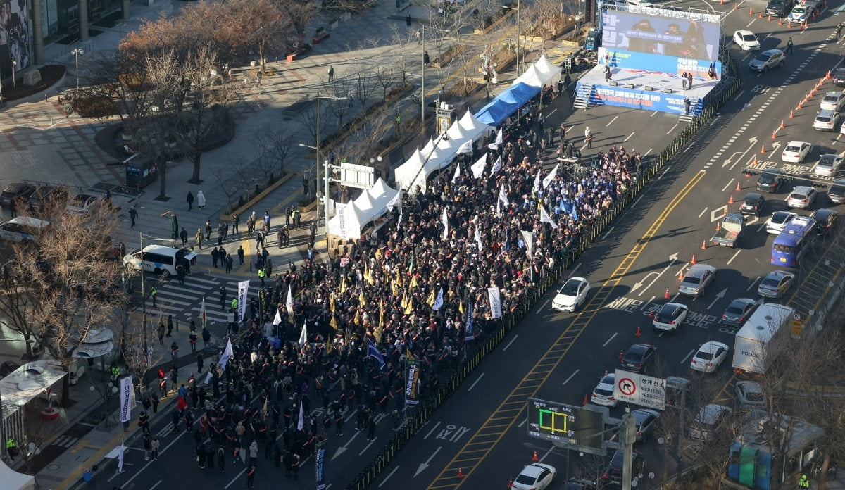 17일 오후 서울 동화면세점 인근 세종대로에서 대한의사협회 '대한민국 의료붕괴 저지를 위한 범의료계대책특별위원회' 주최로 전국의사총궐기대회가 열리고 있다./사진=최혁 기자