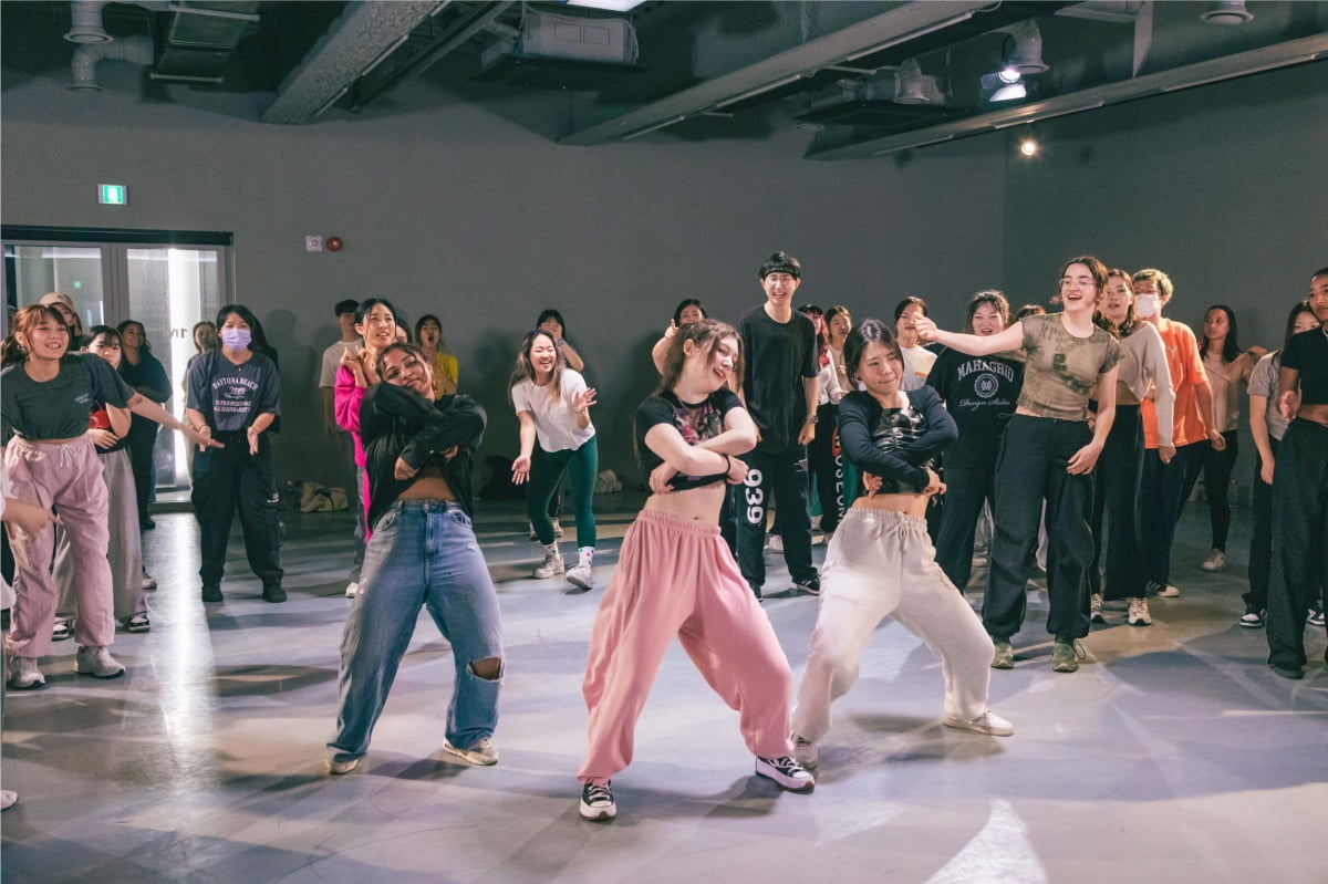 원밀리언 스튜디오에서 댄스 수업을 진행 중인 외국인들. /크리에이트립 제공