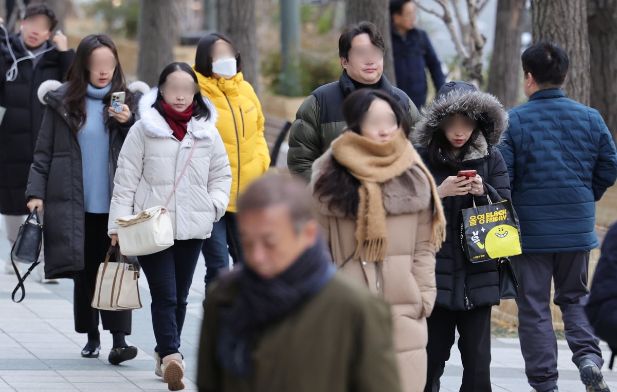 [포토] 북극발 한파…꽁꽁 싸맨 시민들