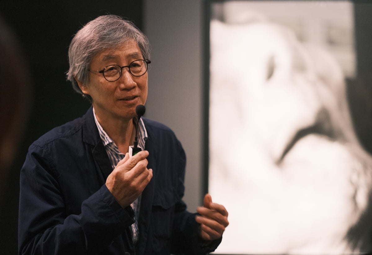 구본창 작가가 지난 13일 서울시립미술관에서 열린 기자간담회에서 작품 '숨'을 소개하고 있다.