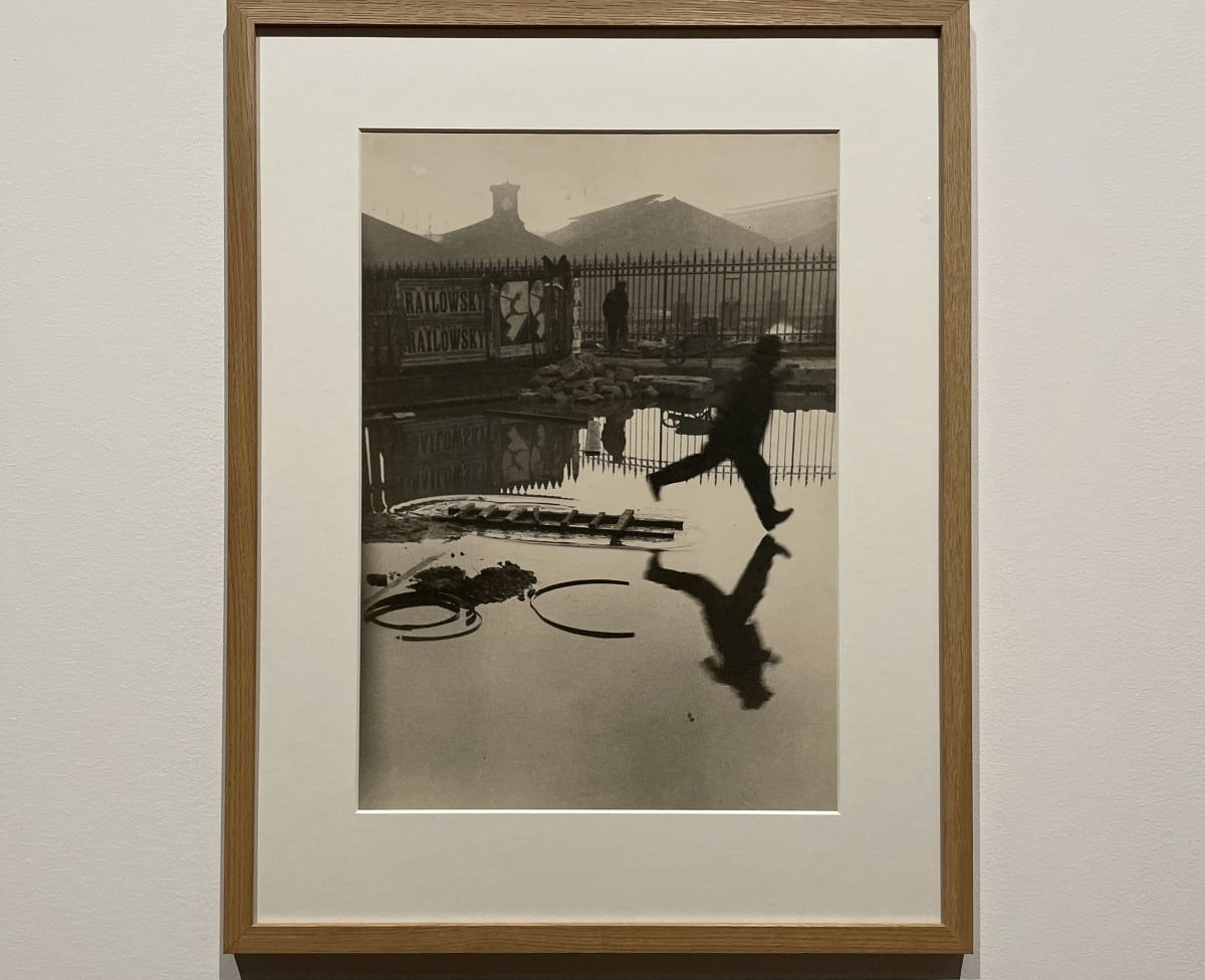 Henri Cartier-Bresson, Derrière la gare St Lazare, place de l’europe, Paris, France, 1932, 
tirage argentique vers 1950, don suite à une exposition itinérante, années 1950 @photo by Mirae Shin