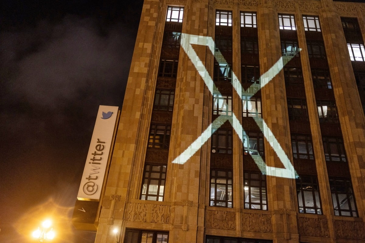 지난 7월 미국 캘리포니아주 샌프란시스코에 있는 트위터 본사 건물에 새 로고인 'X'가 비춰지고 있다. REUTERS